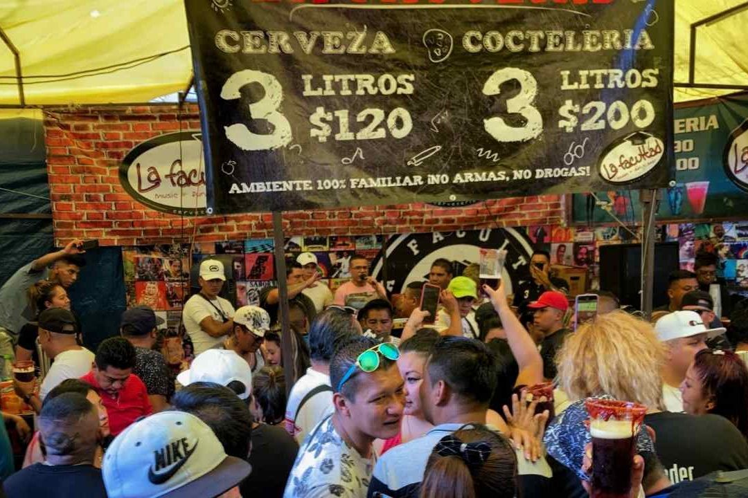 Autoridades del Gobierno de la Ciudad de México (CDMX) desmantelaron varios puestos semifijos, conocidos como “chelerías’