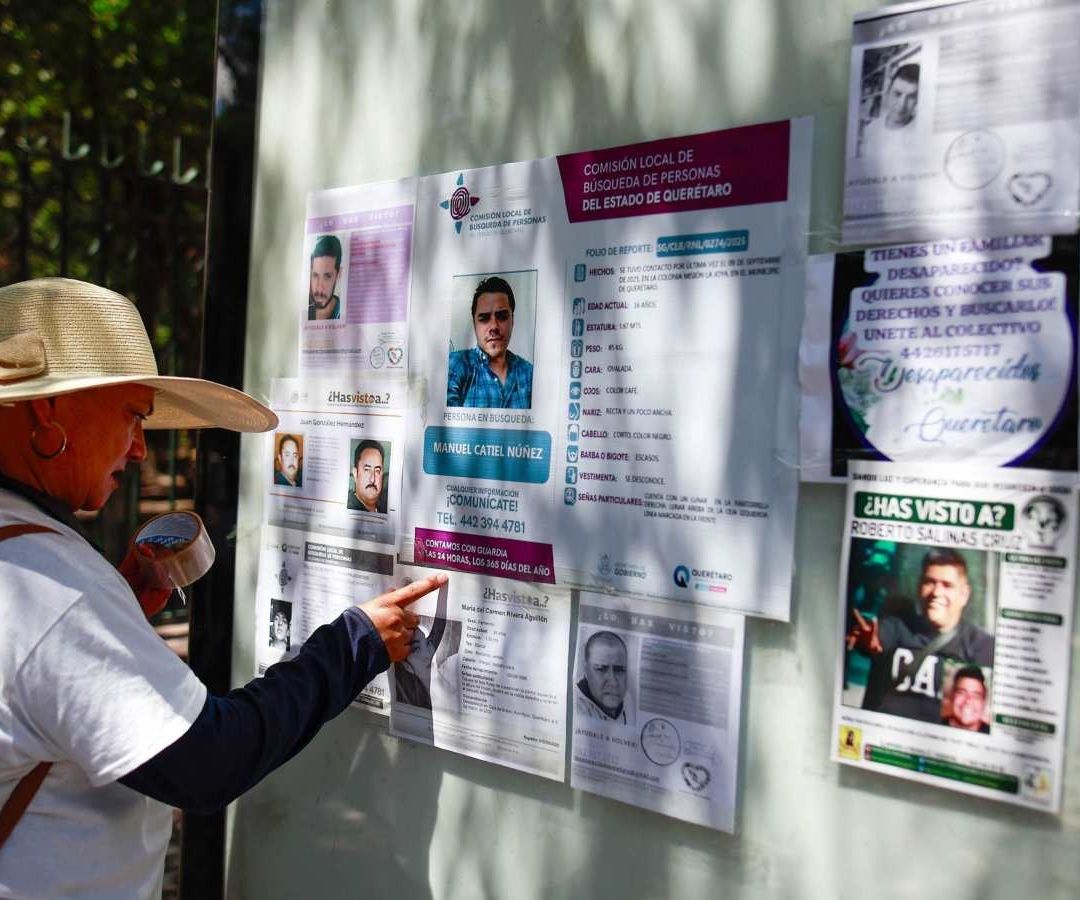 Madres Buscadoras pegando fichas de búsqueda. Foto: Cuartoscuro
