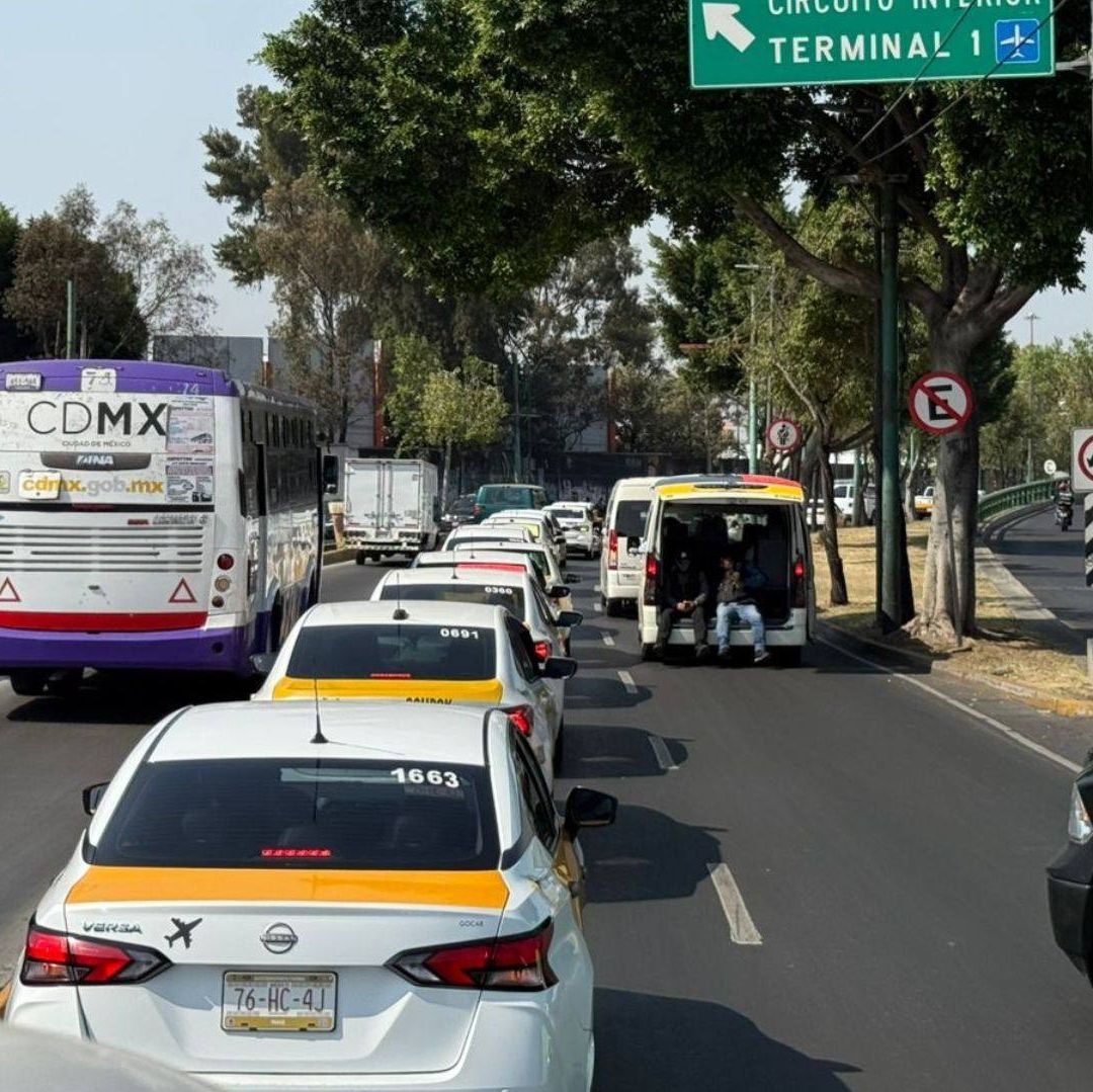 Varios carros detenidos en el tránsito.