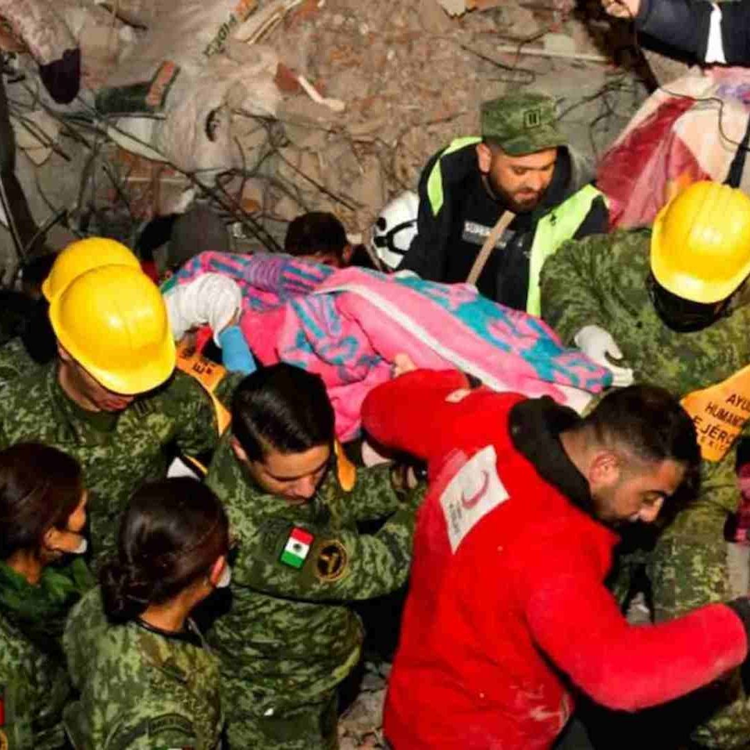 Brigadistas mexicanos rescataron viva a una mujer de 70 años en Turquía