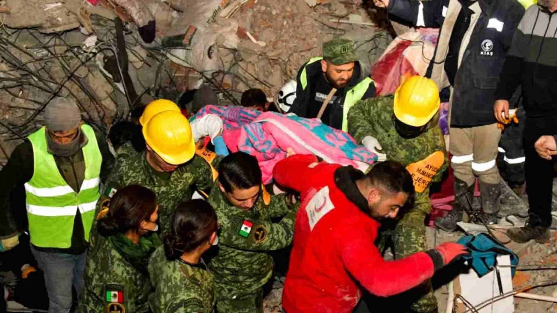 Brigadistas mexicanos rescataron viva a una mujer de 70 años en Turquía
