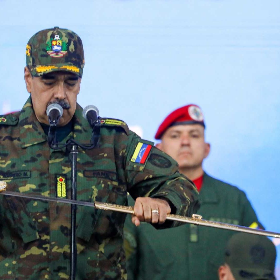 Nicolás Maduro exhibe espada de Simón Bolívar