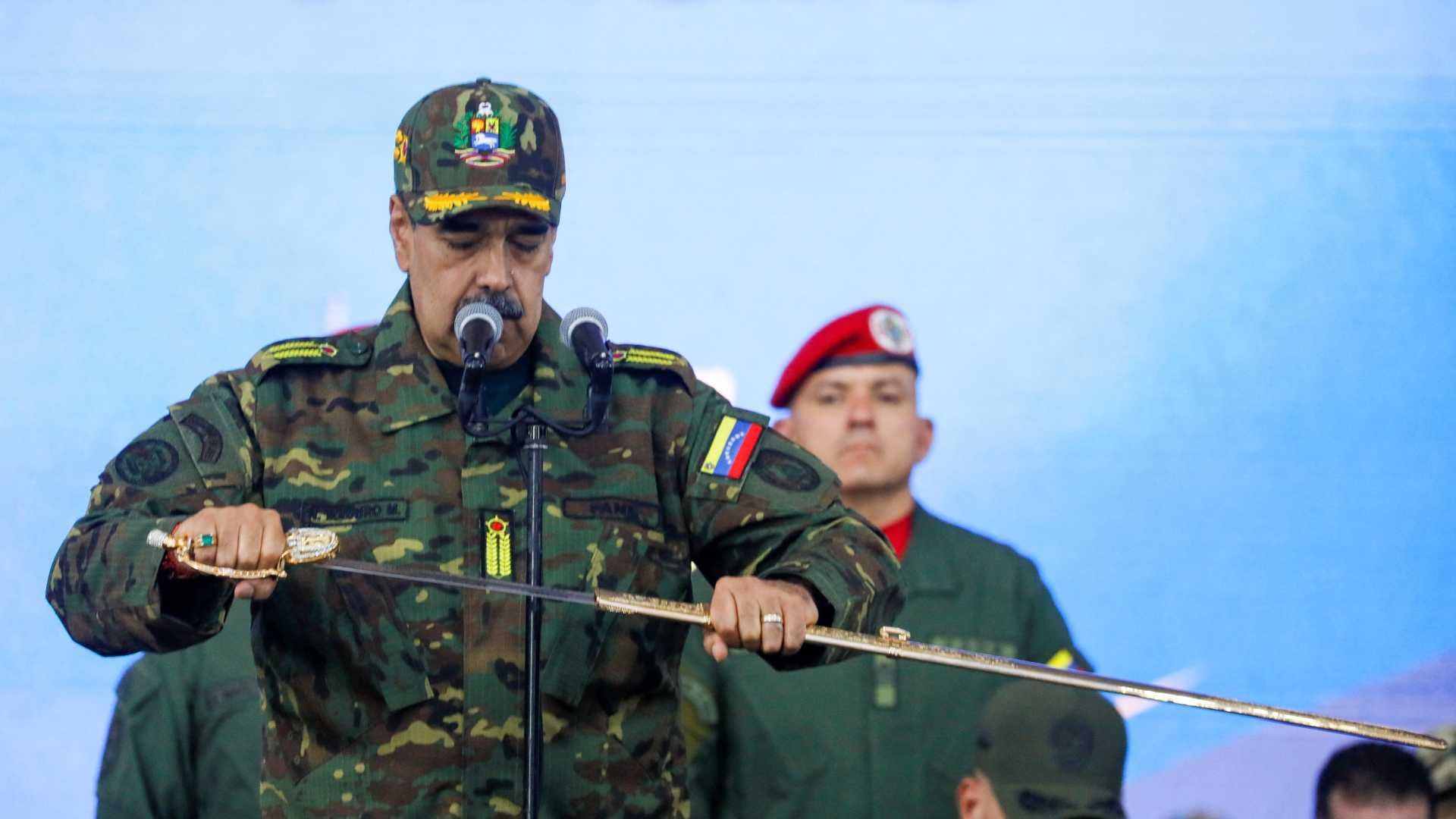 Nicolás Maduro exhibe espada de Simón Bolívar