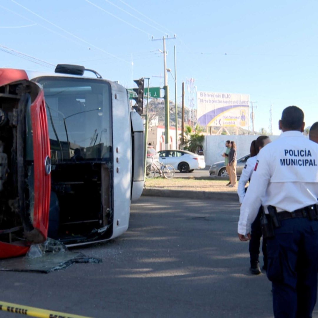 Chocan Camiones Urbanos en Hermosillo; Uno de Ellos Terminó Volcado