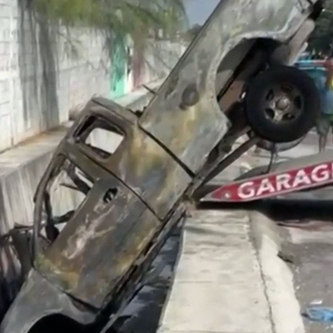 Camioneta volcada e incendiada en canalón