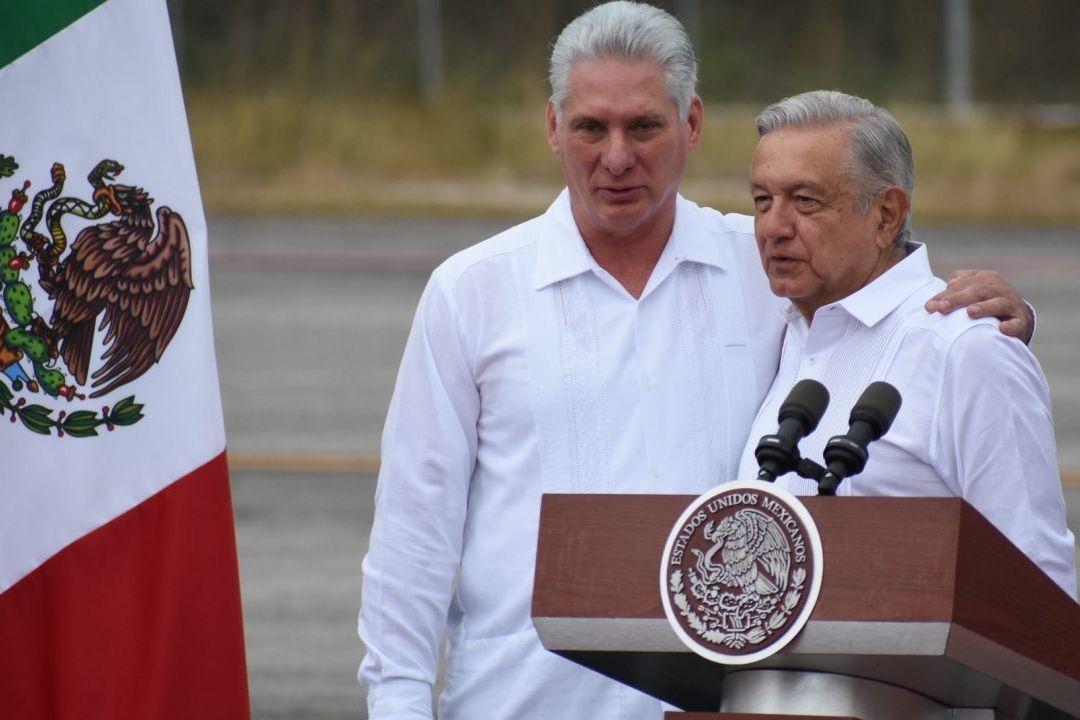AMLO dijo que son unos conservadores los personajes que criticaron la entrega del Águila Azteca al presidente de Cuba