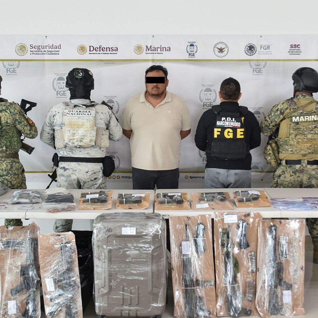 Además del armamento, los agentes aseguraron sustancias con características similares a drogas.