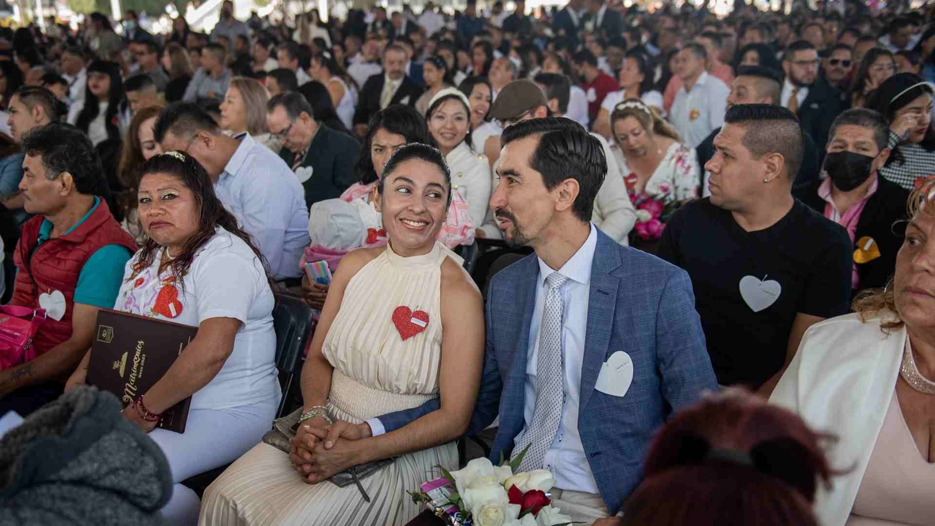 Parejas participan en boda colectiva en la explanada del Palacio Municipal de Nezahualcóyotl, 14 de febrero de 2023