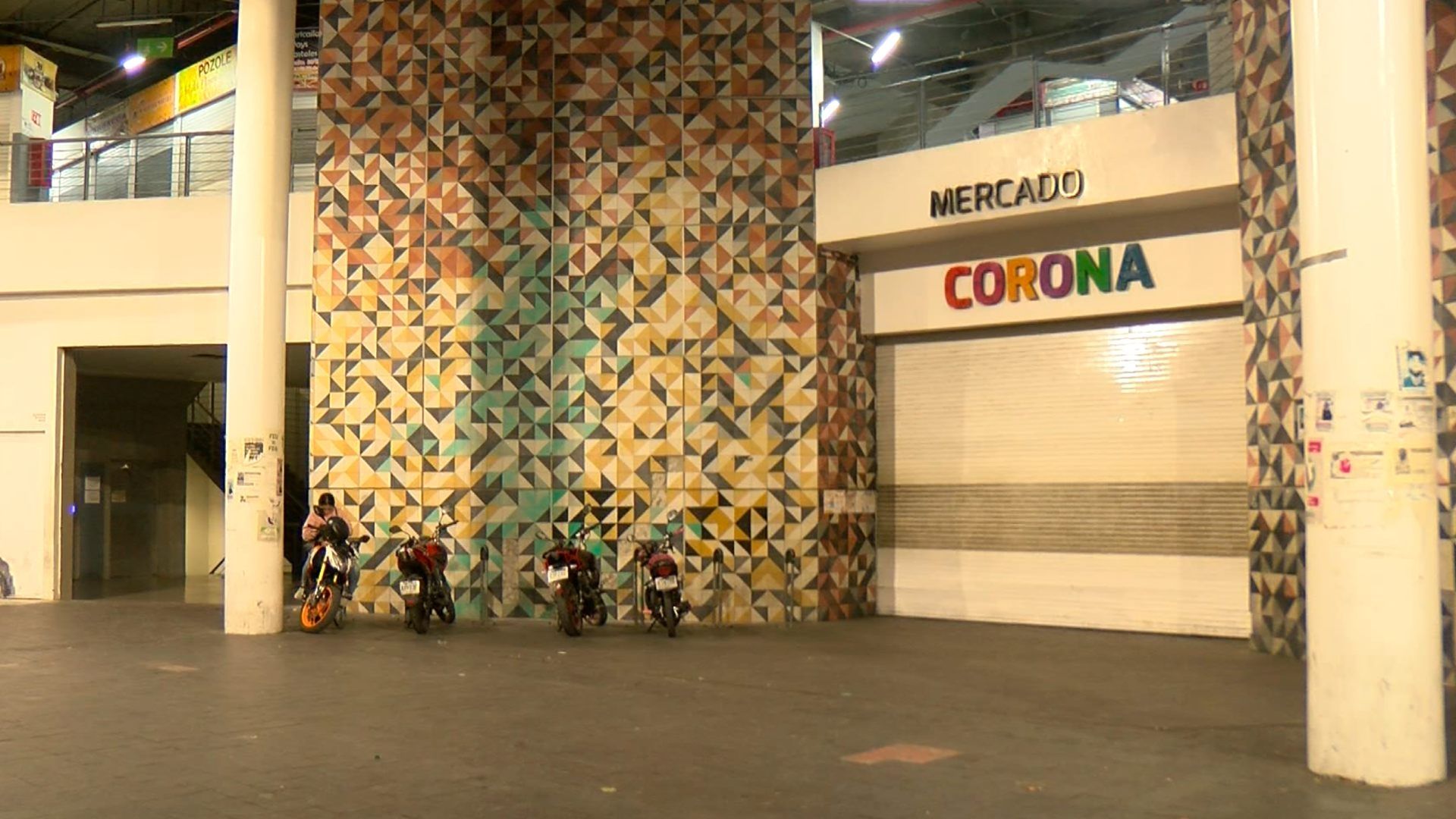 Cierran estacionamiento del Mercado Corona sin aviso y dejan a usuarios atrapados