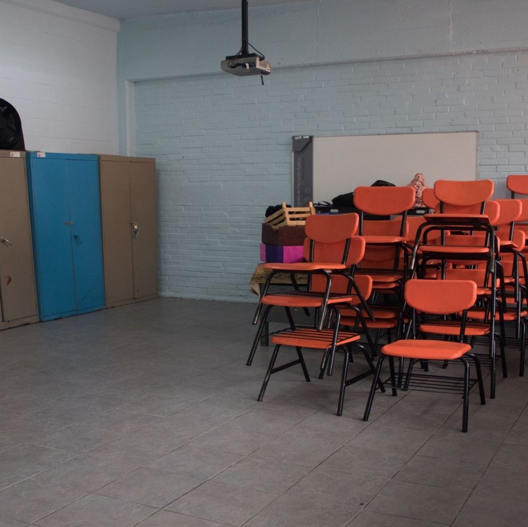 Un salón de clases vacío.