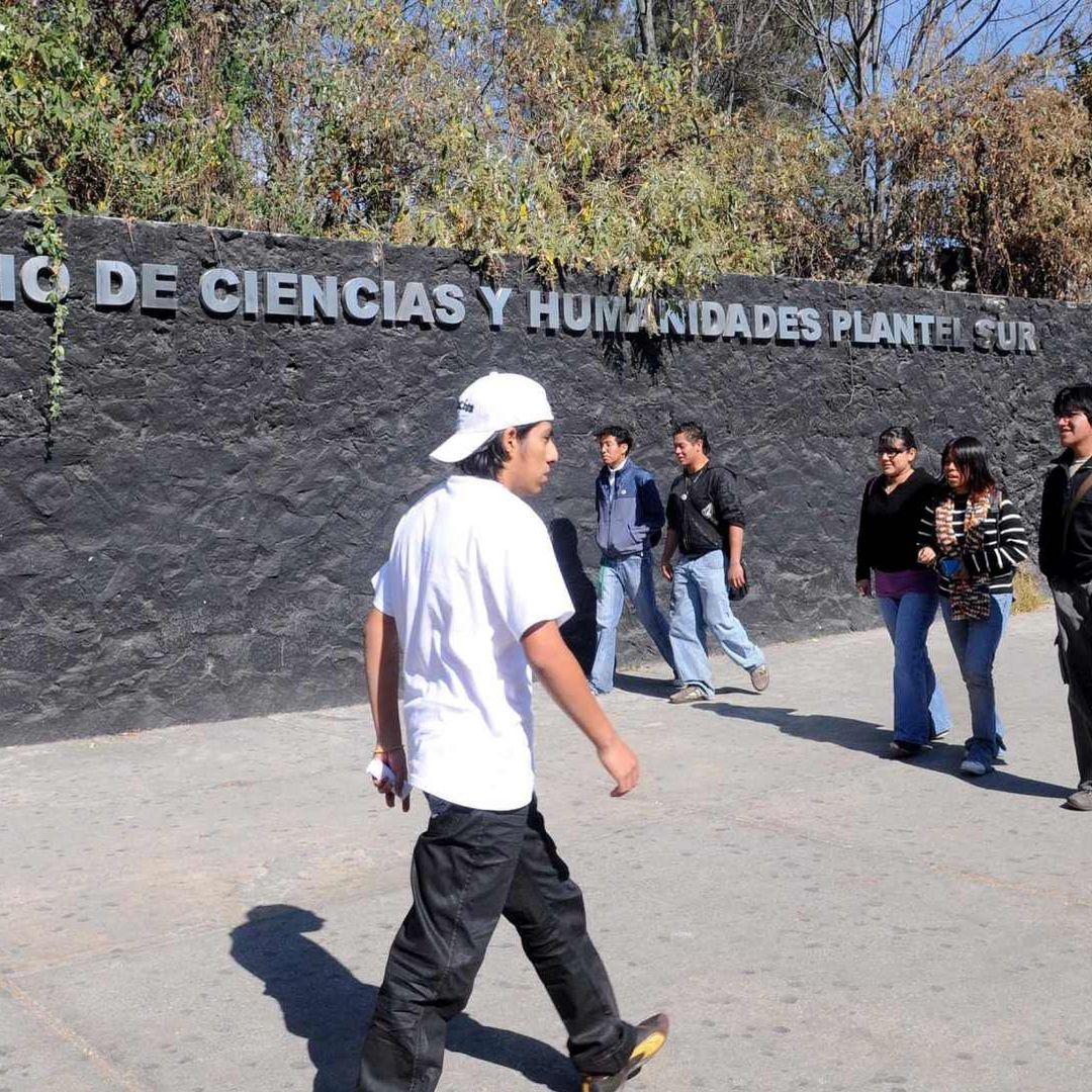 Estudiantes caminando del CCH Sur de la UNAM