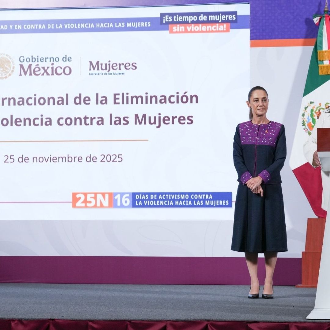 Dos mujeres frente a una conferencia.