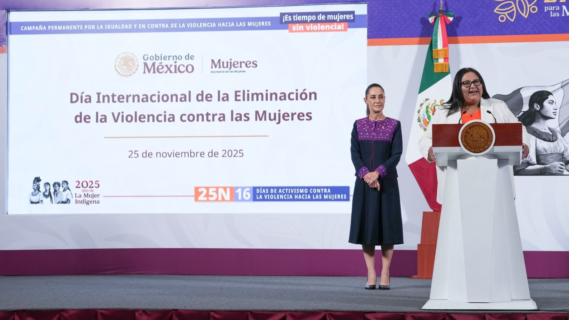 Dos mujeres frente a una conferencia.