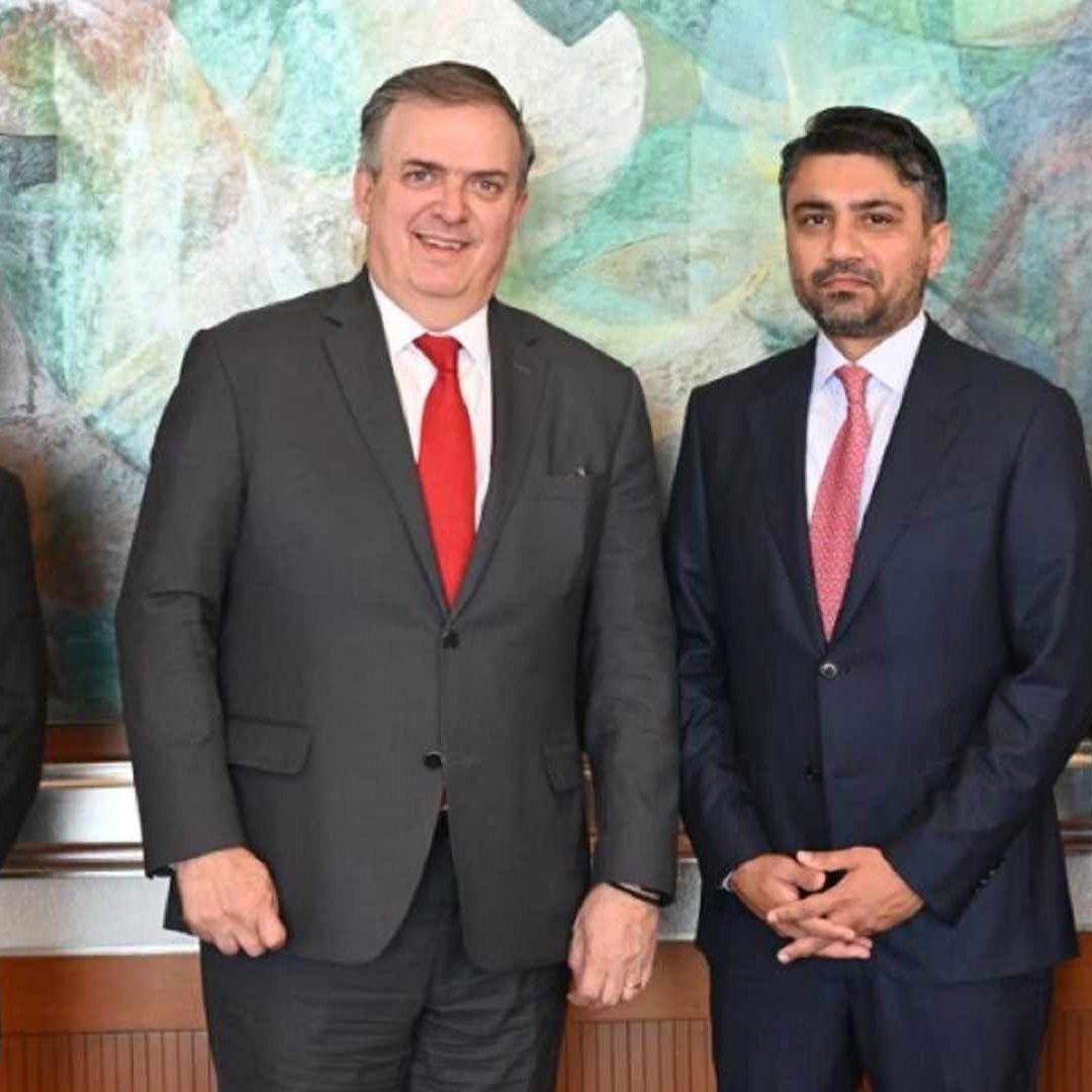 El canciller Marcelo Ebrard con ejecutivos de Tesla