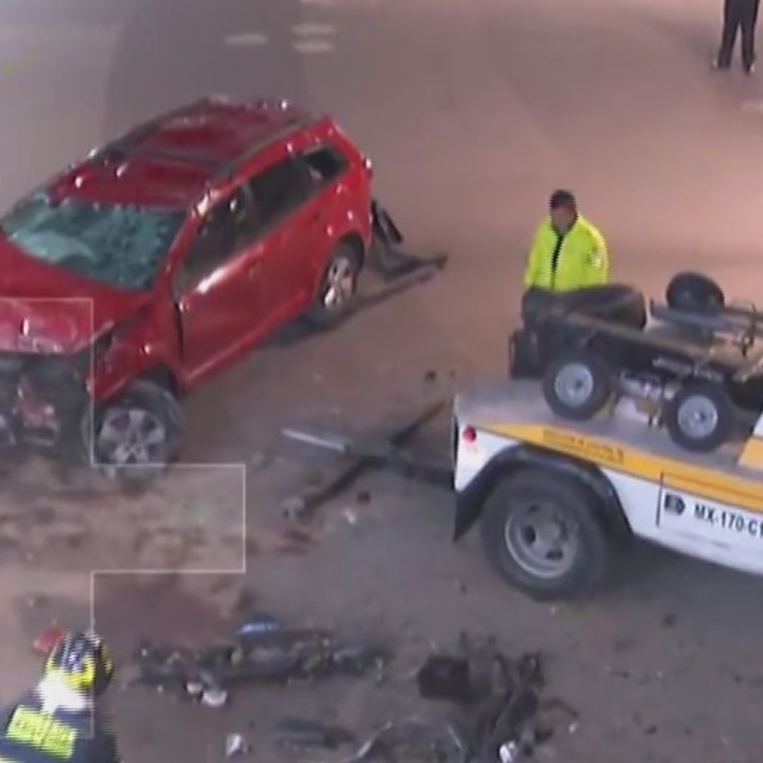 Camioneta 'Vuela' en Glorieta de los Insurgentes; Destroza Barrera y Cae a Plaza Peatonal.