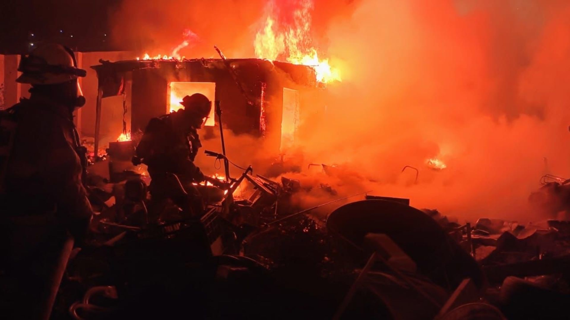 Fuerte Incendio Consume Vivienda en Maneadero Ensenada; No Hubo Lesionados | Foto: Bomberos de Ensenada