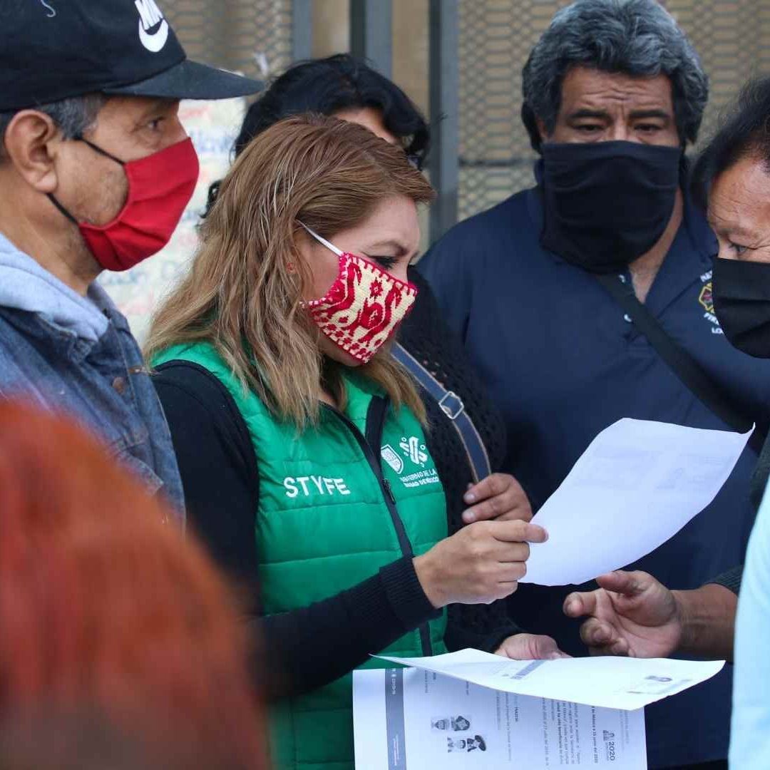Una funcionaria de la Secretaría del Trabajo CDMX haciendo el registro de solicitantes de la ayuda por desempleo