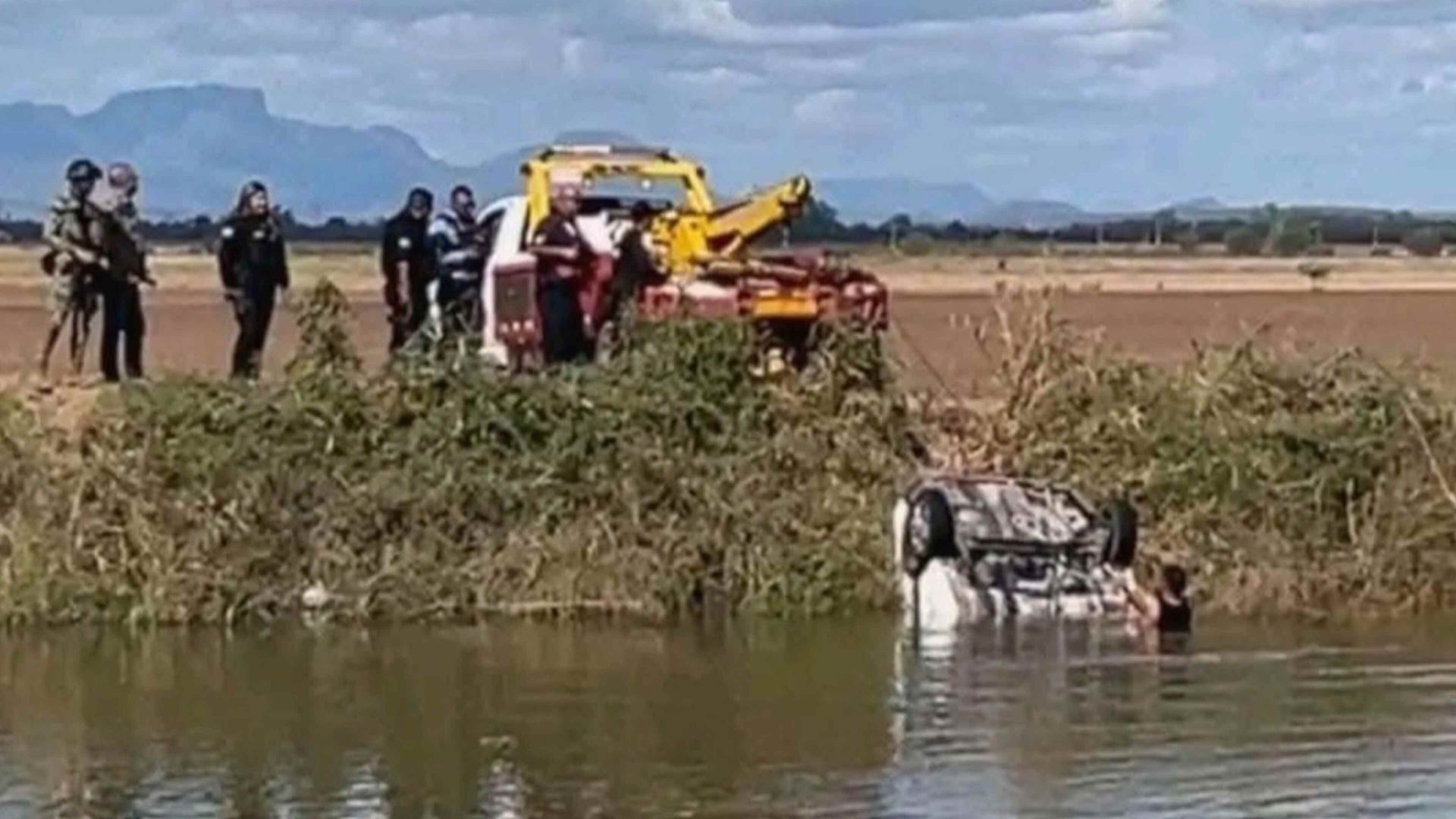 Mueren Tres Personas al Caer Dentro de su Auto a Canal de Riego en Ciudad Obregón