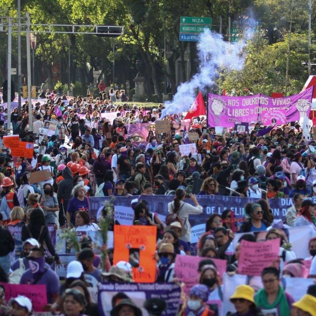 Un grupo de personas con cárteles se manifestaron.