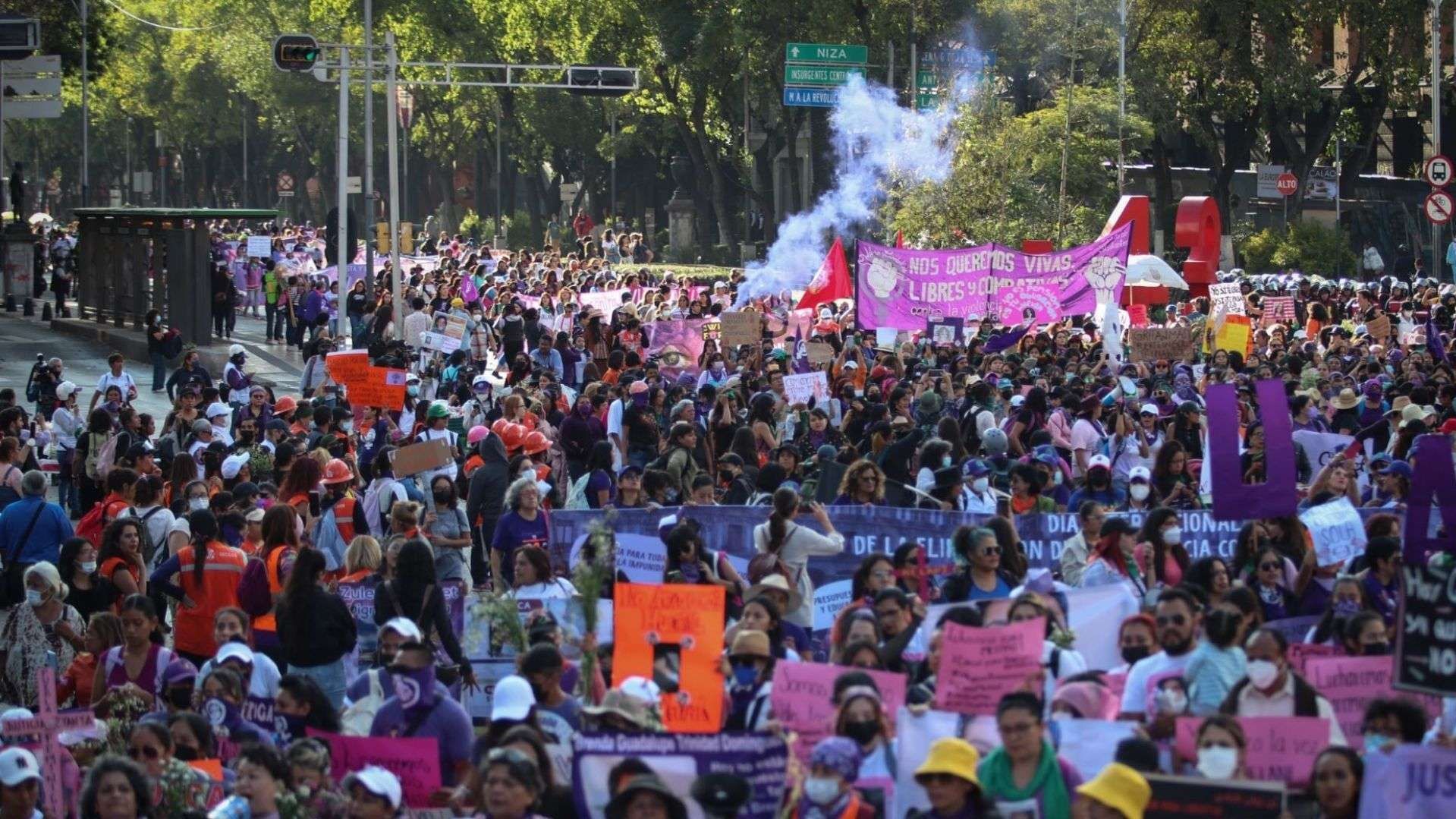 Un grupo de personas con cárteles se manifestaron.