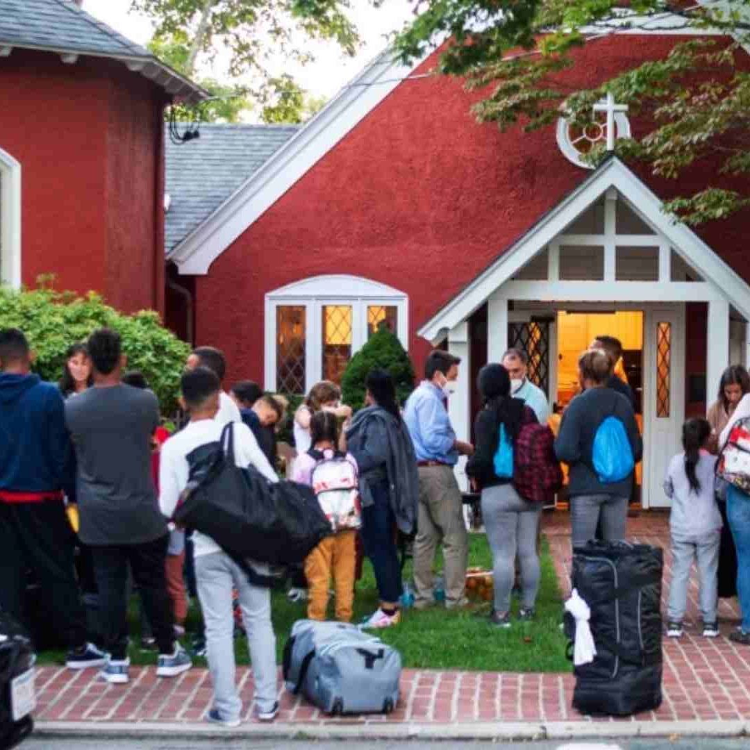 Migrantes se reúnen con sus pertenencias en una iglesia en Massachusetts