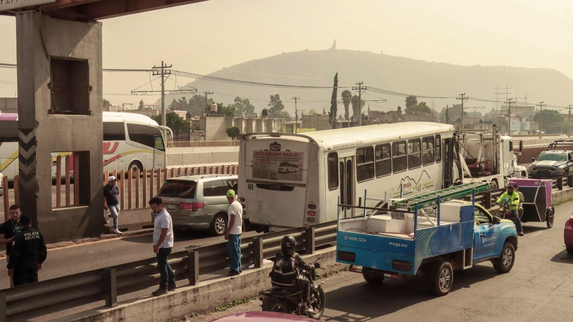 Carros detenidos en el tránsito.