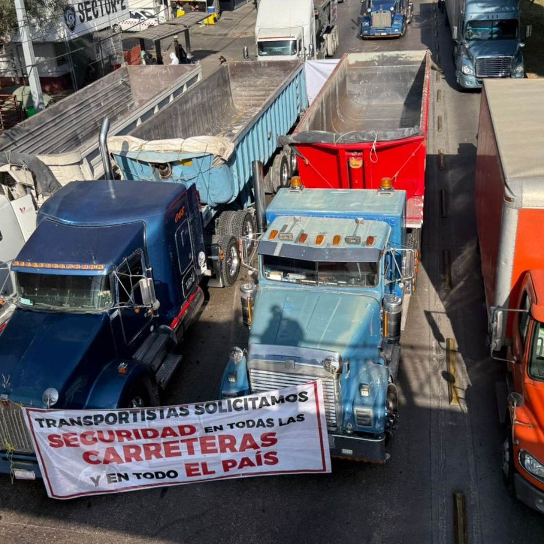 Bloqueo de transportistas en la Vía López Portillo