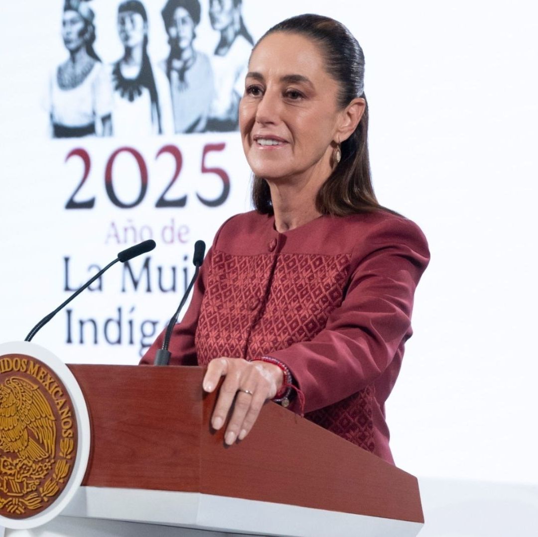 Un mujer habla en una conferencia.