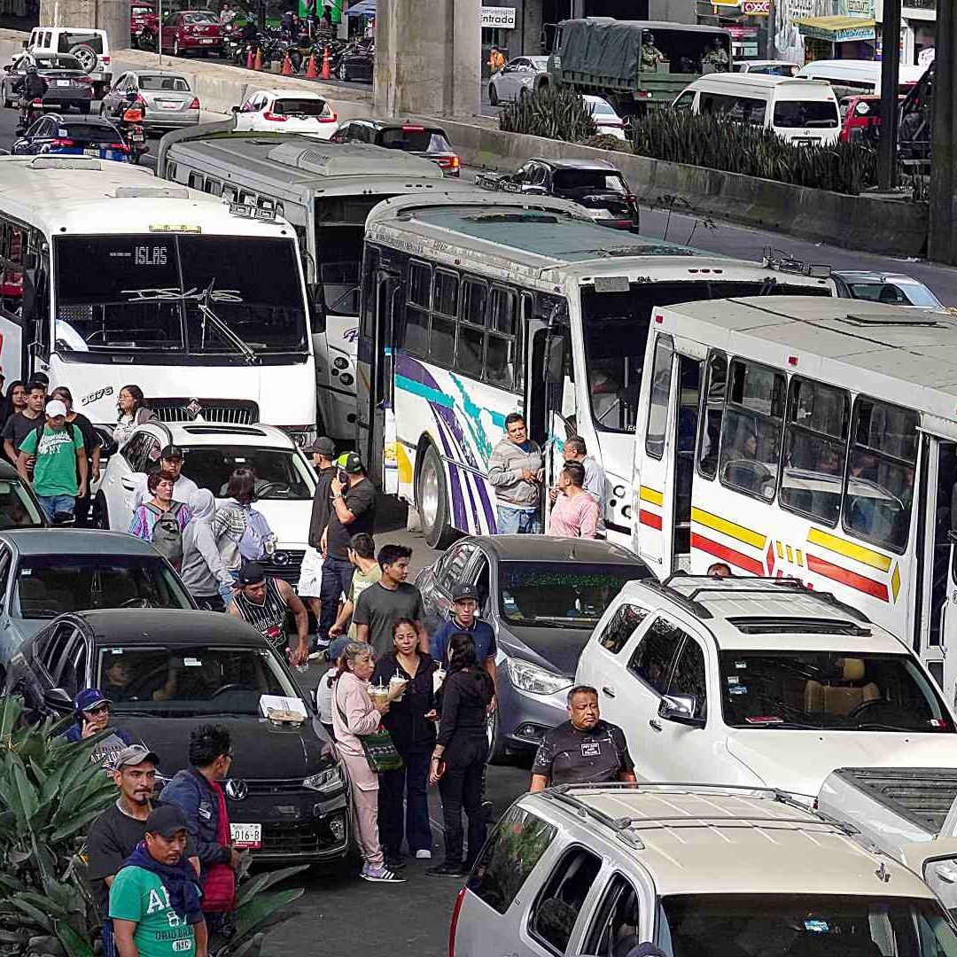 Bloqueo de transportistas en Periférico, a la altura de Parque Naucalli, en octubre 2025. Foto: Cuartoscuro