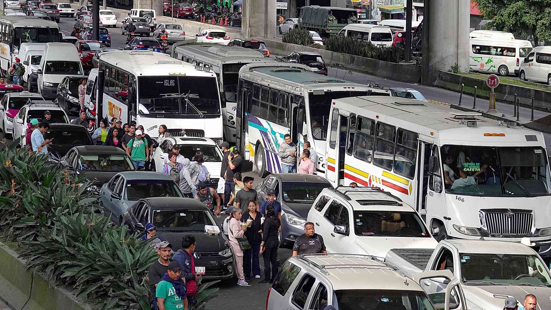 Bloqueo de transportistas en Periférico, a la altura de Parque Naucalli, en octubre 2025. Foto: Cuartoscuro