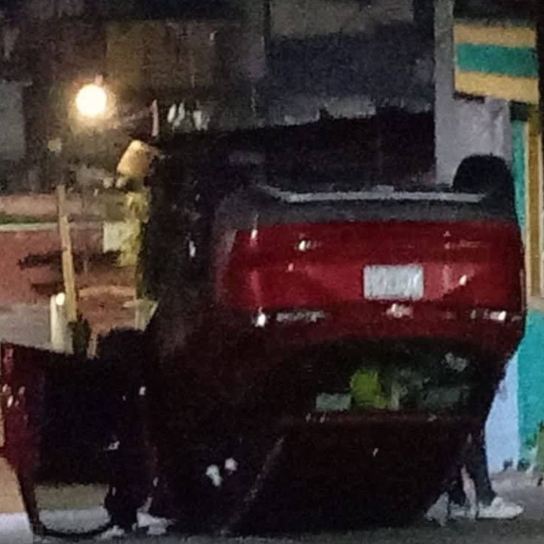 Presuntamente el exceso de velocidad y la falta de pericia al conducir podrían haber sido los factores que provocaron esta volcadura.