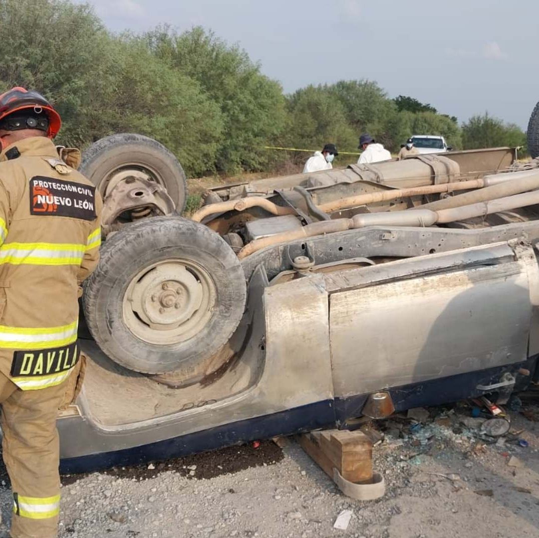 Camioneta volcada