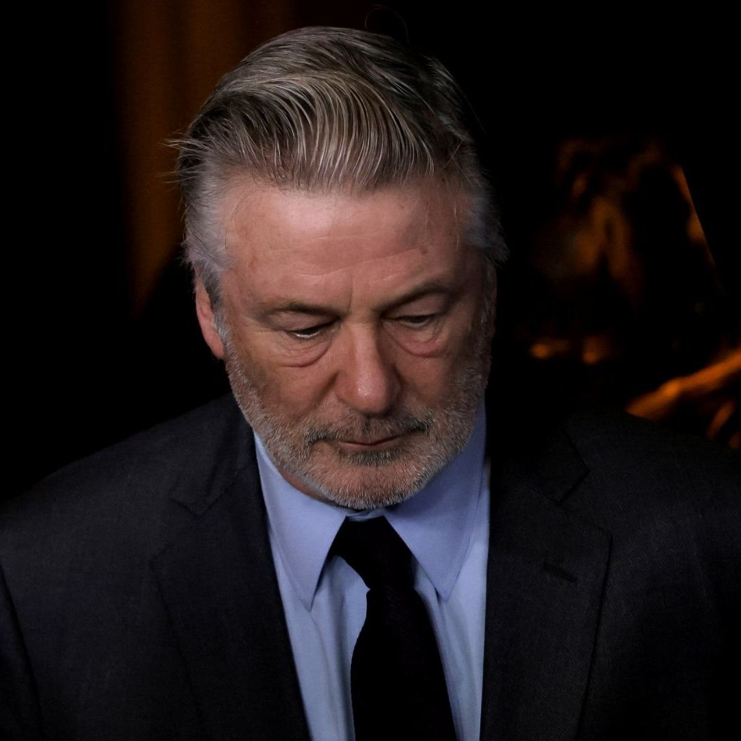 Fiscalía rebaja cargos contra Alec Baldwin