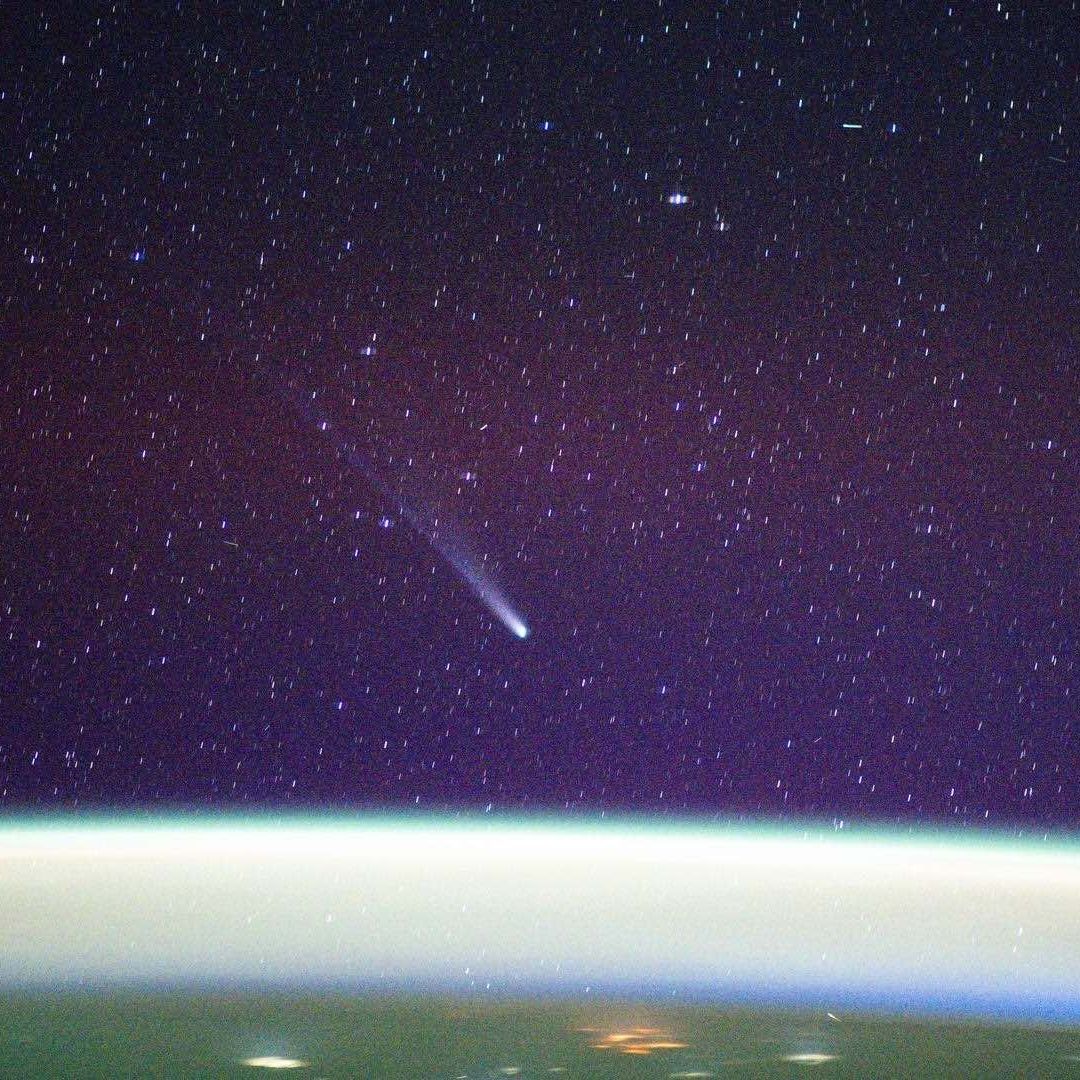 El cometa Lemmon visto desde la Estación Espacial Internacional en la aurora boreal