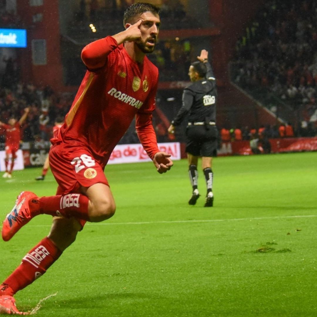 Paulinho, campeón de goleo del Toluca, es observado por Roberto Martínez, seleccionador de Portugal.