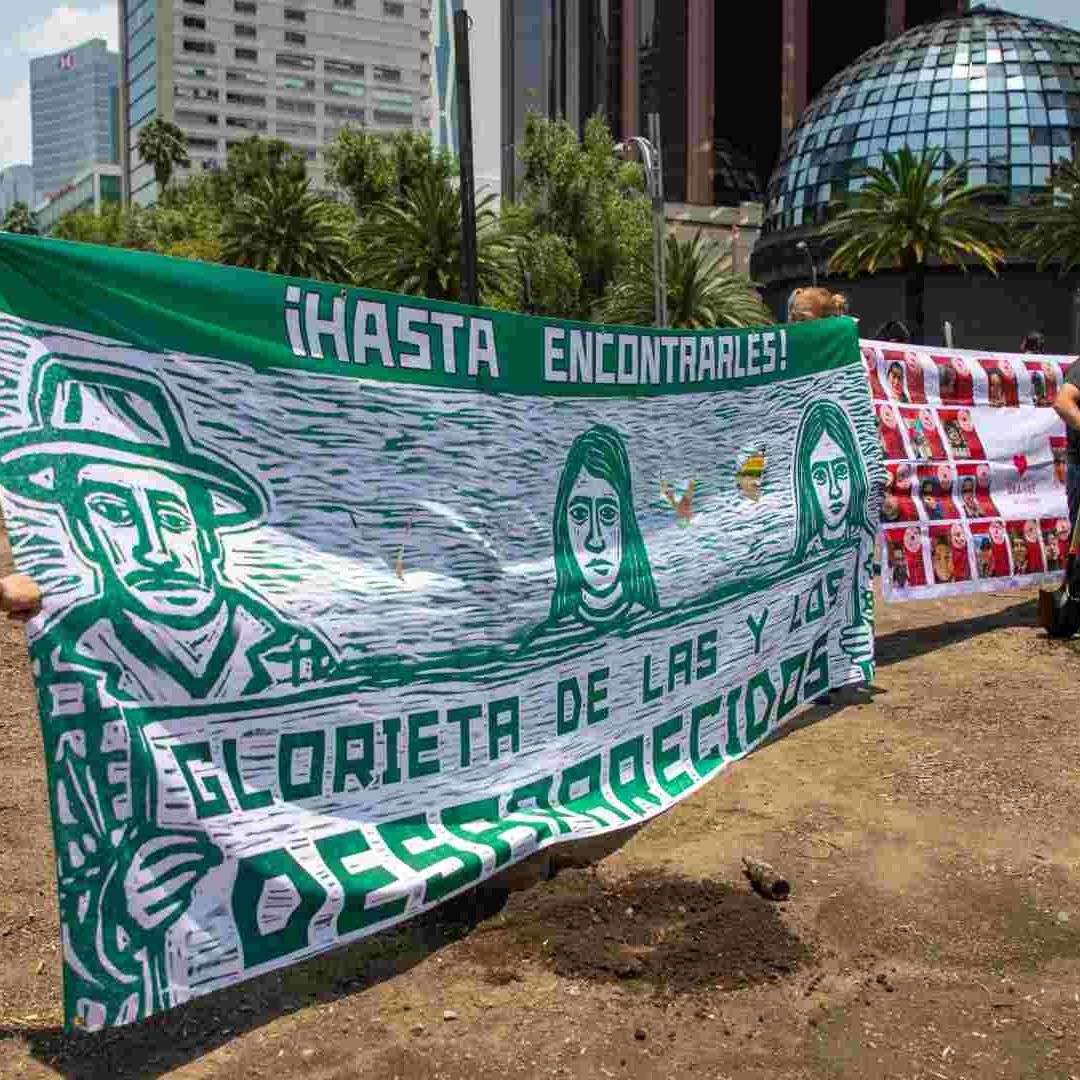 Integrantes de un colectivo de personas desaparecidas durante una manifestación en CDMX