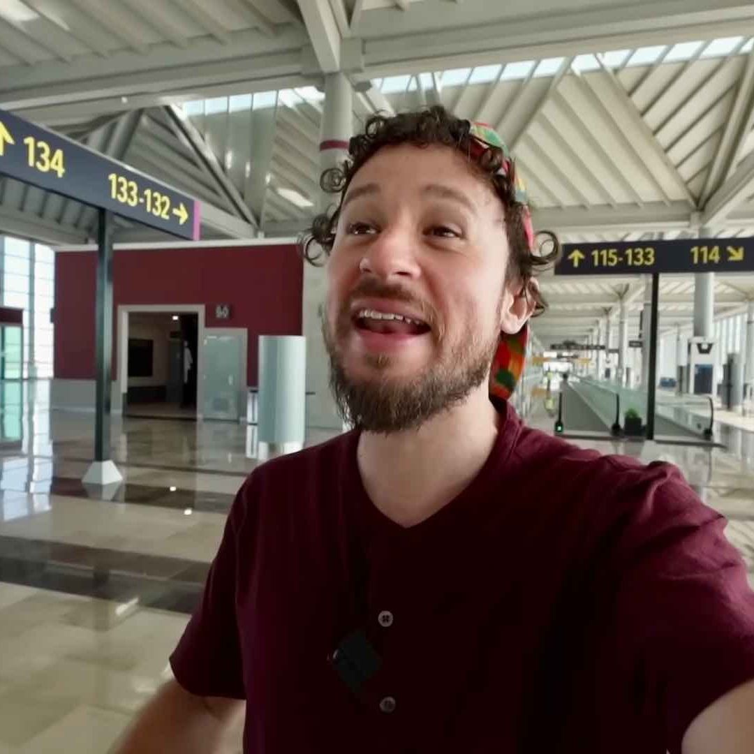 Luisito Comunica durante su video sobre el AIFA