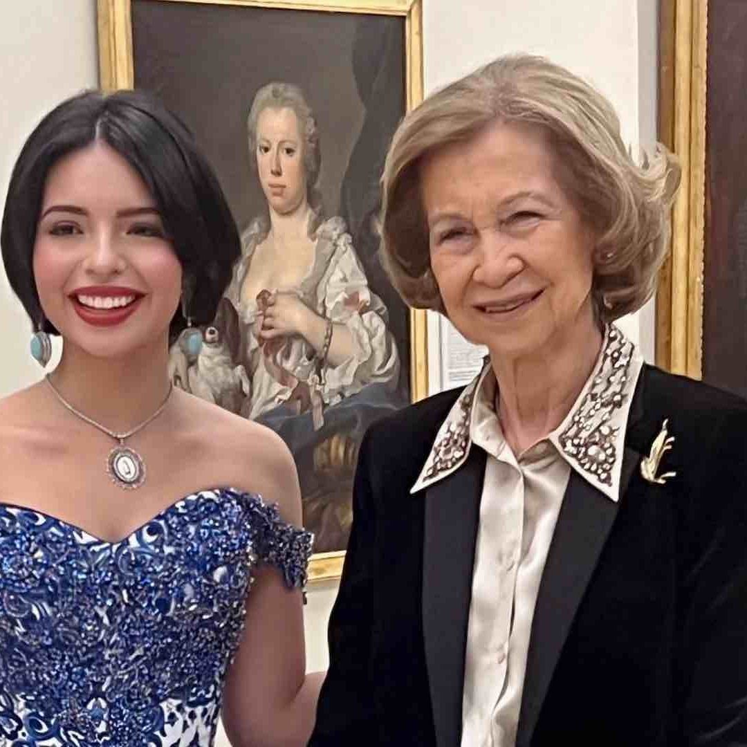 Ángela Aguilar junto a la reina Sofía de España