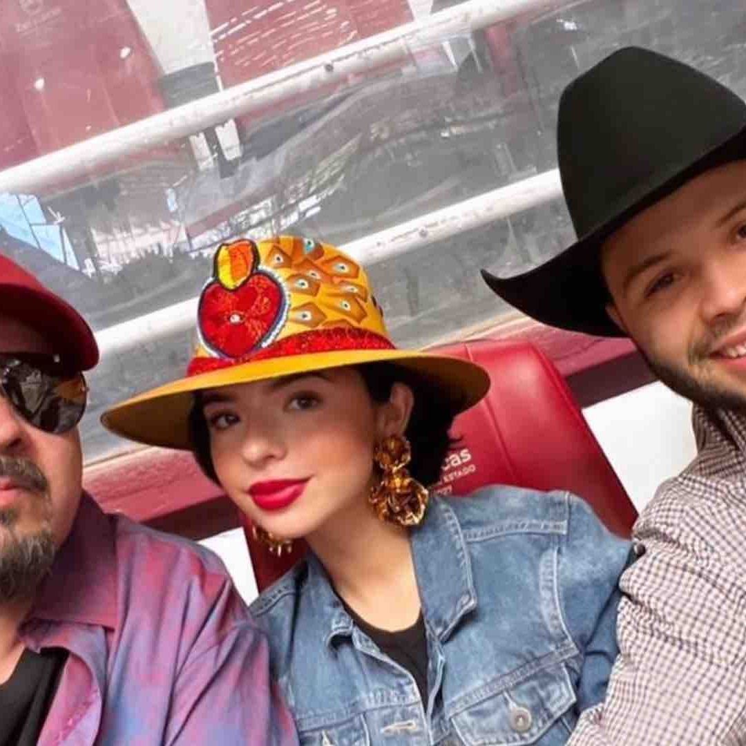 Pepe Aguilar en compañía de sus hijos