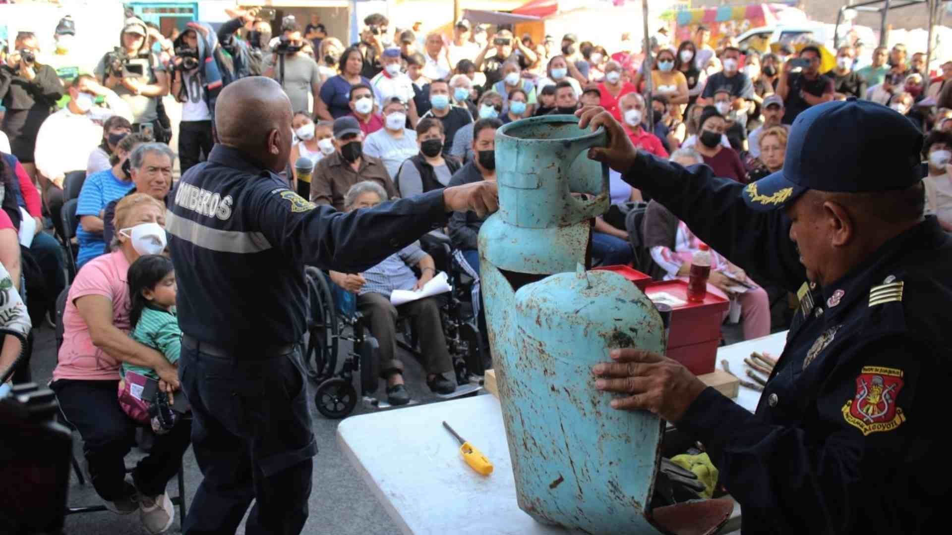 Enseñan a usar tanques de gas en Neza