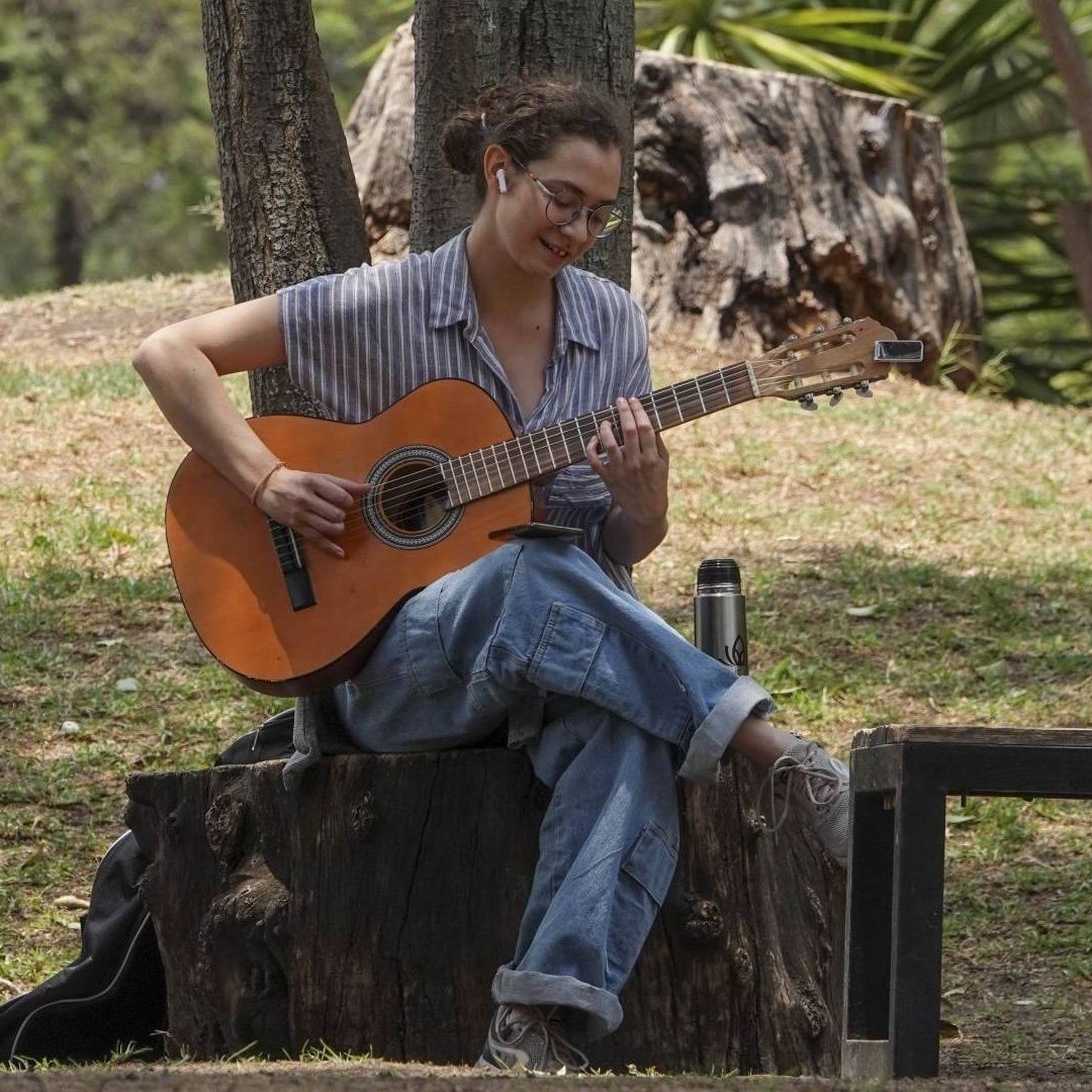 Feliz Día del Músico 2025: 22 Frases Inspiradas en Canciones para el Cantante y Guitarrista de la Familia