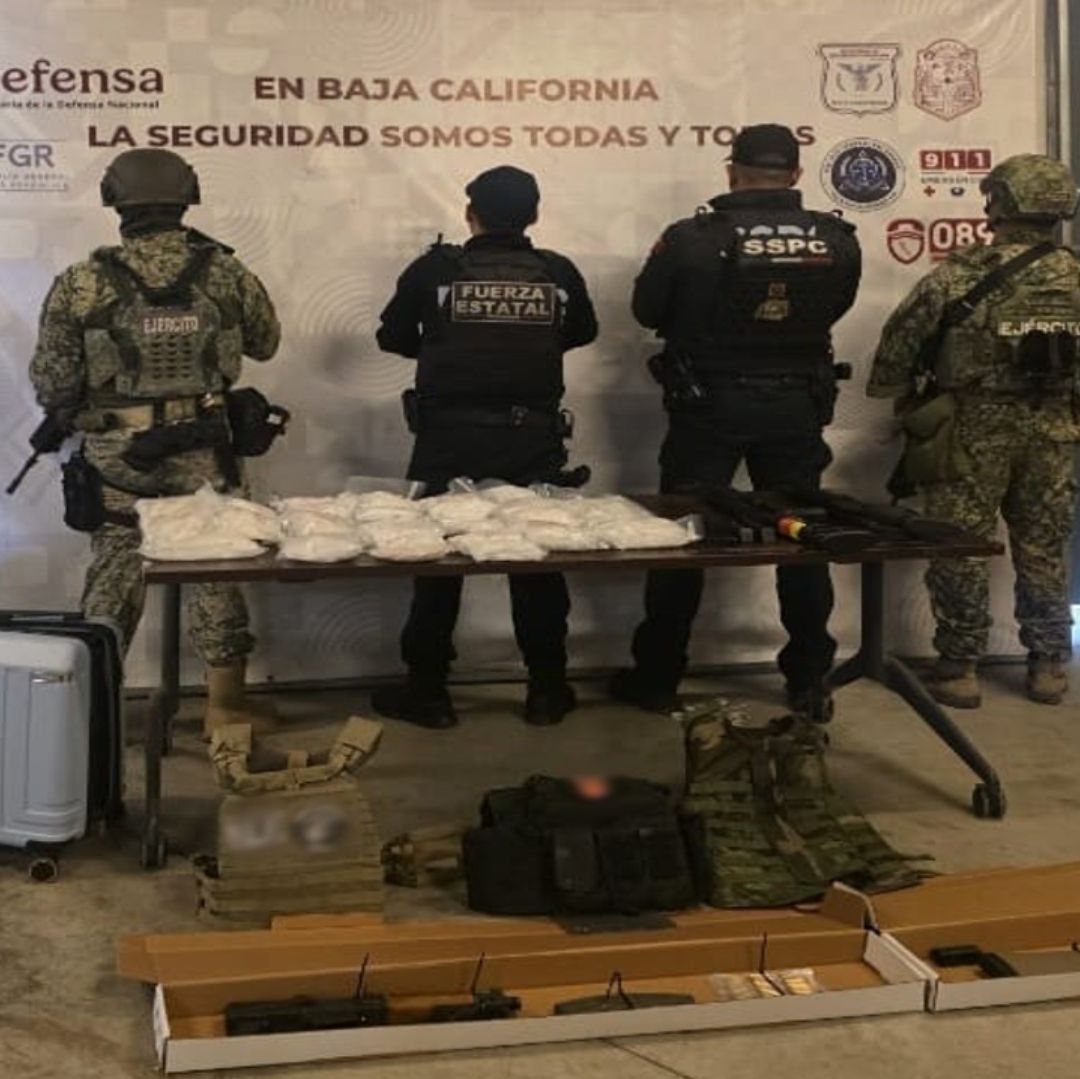 Policías aseguran a personas.