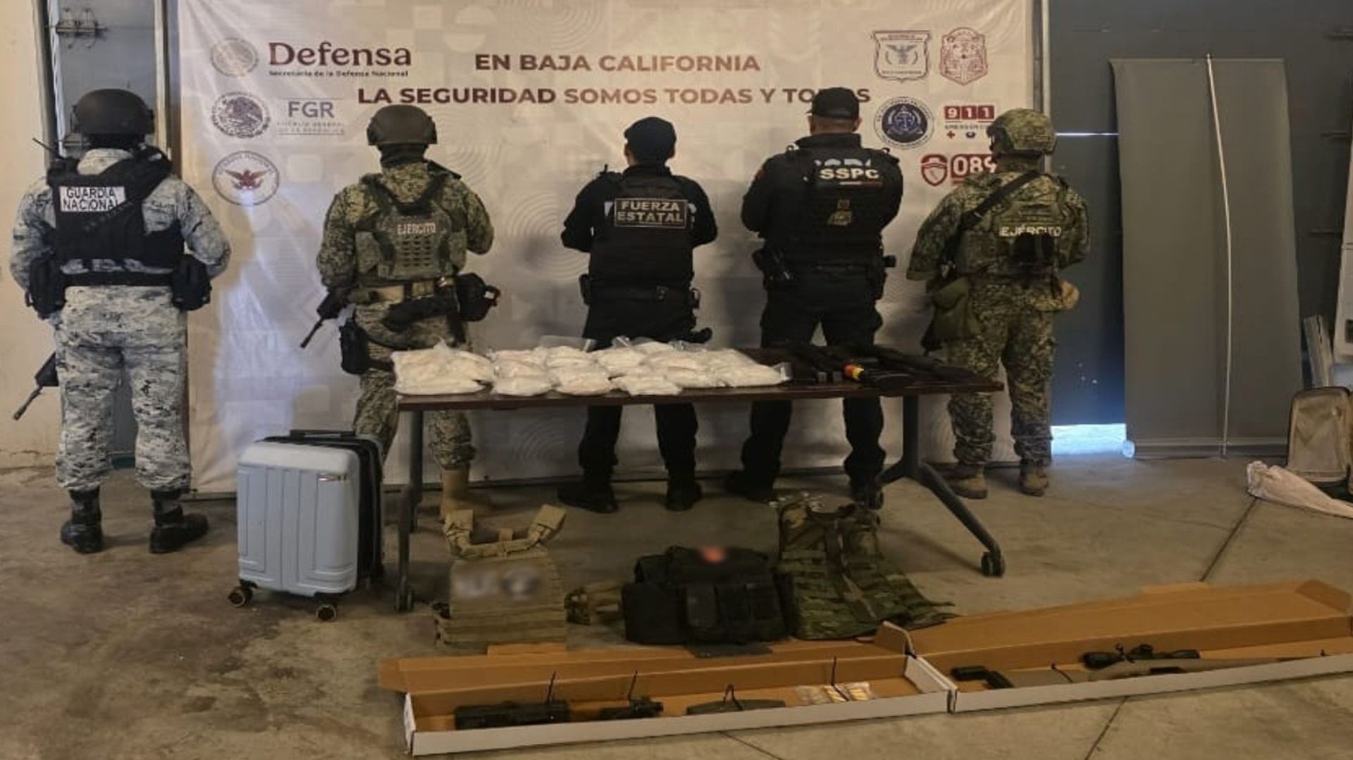 Policías aseguran a personas.