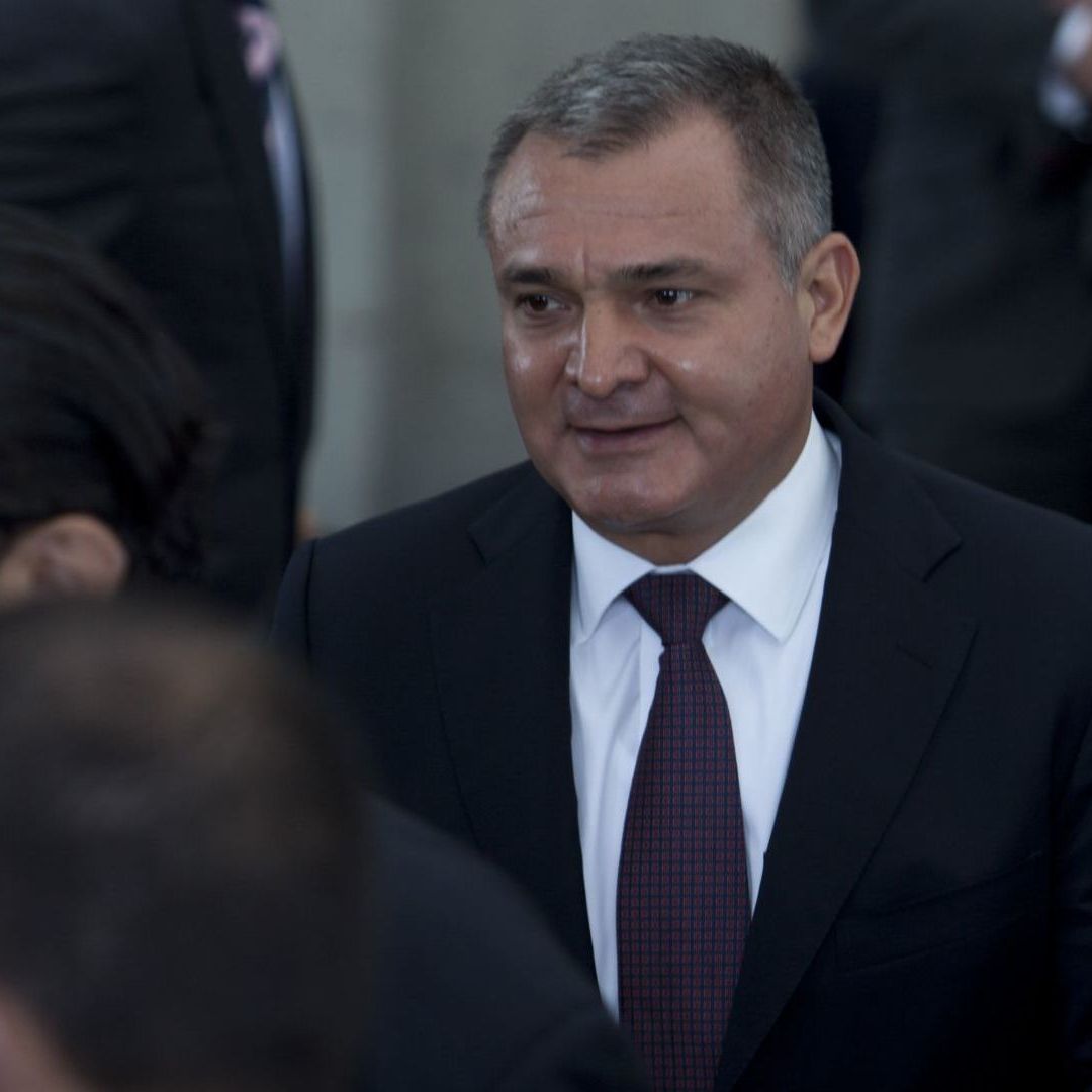Genaro García Luna saliendo de un evento fungiendo como Secretario de Seguridad Pública durante el gobierno de Felipe Calderón