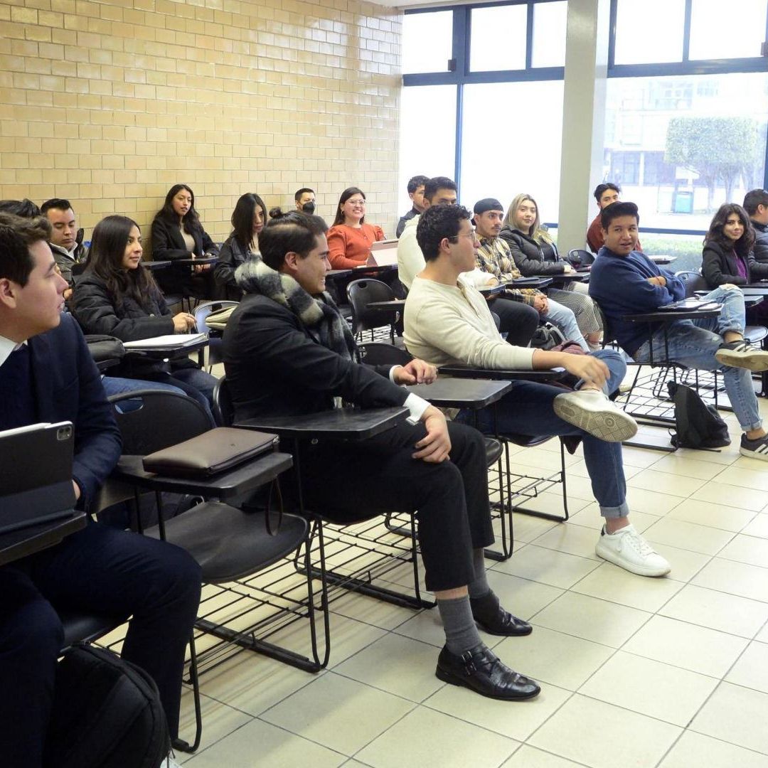 Estudiantes toman clase en aula de la Universidad Nacional Autónoma de México (UNAM)