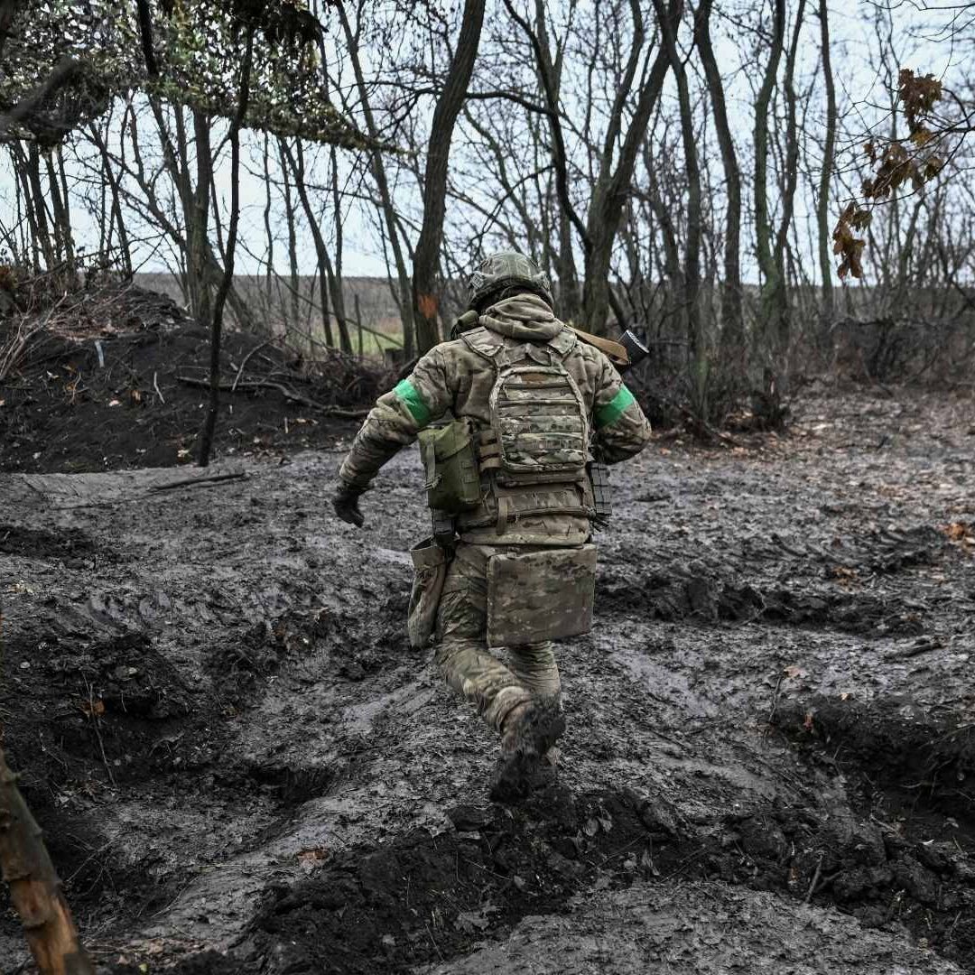 Soldado en línea de guerra en la zona del Donetsk, Ucrania