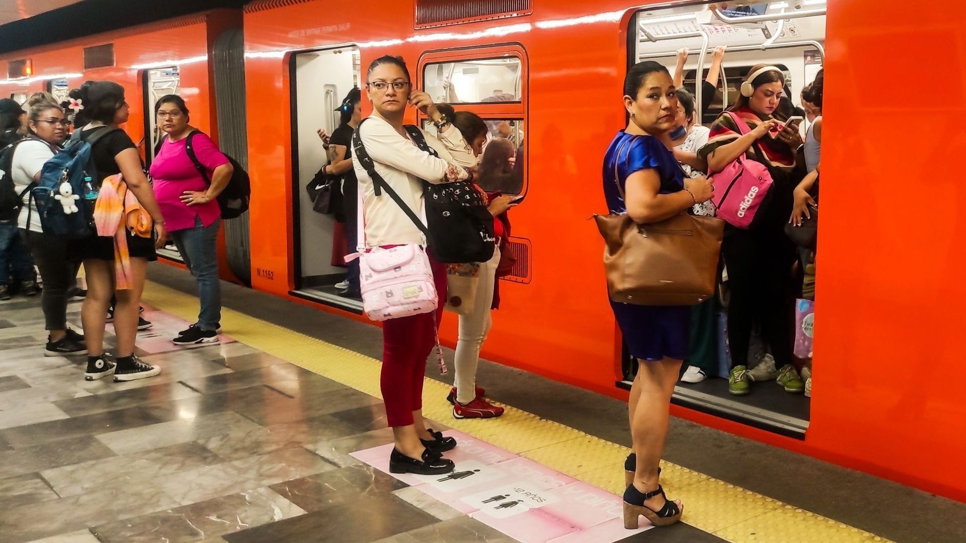 Varias personas afuera del Metro.