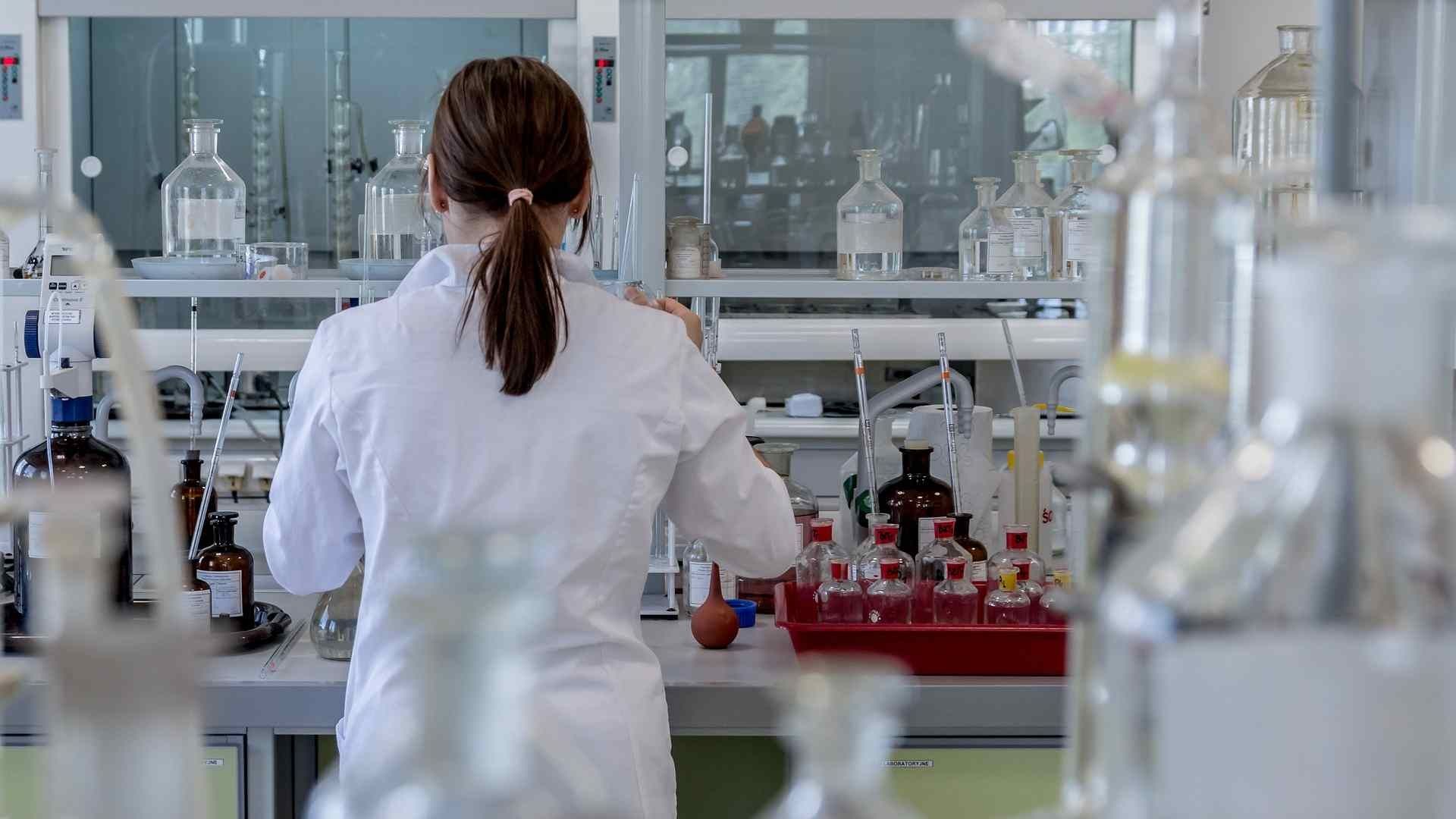 Detectan nueva forma de mpox, es grave, necrotizante y mortal para personas con VIH