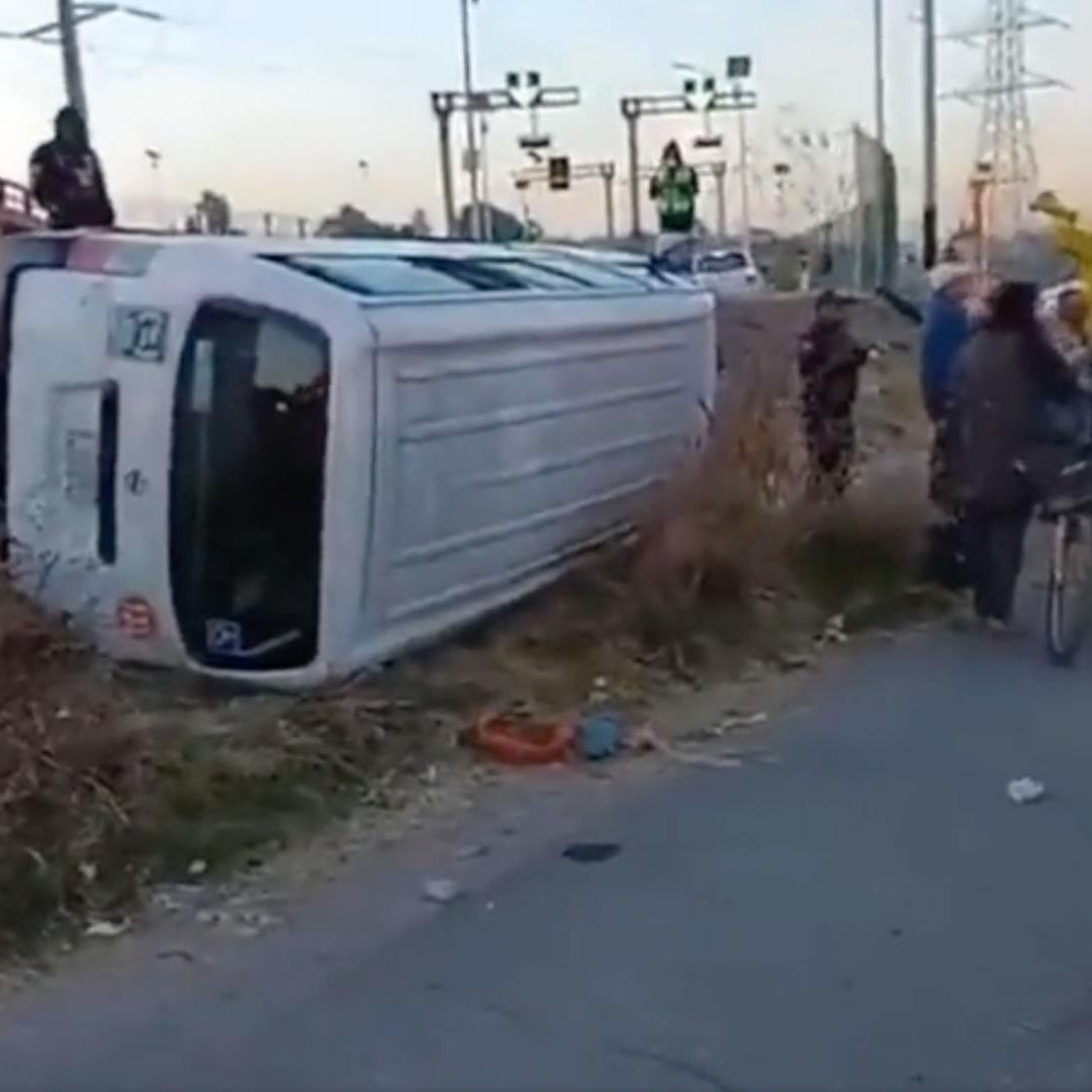 Vuelca combi en ecatepec