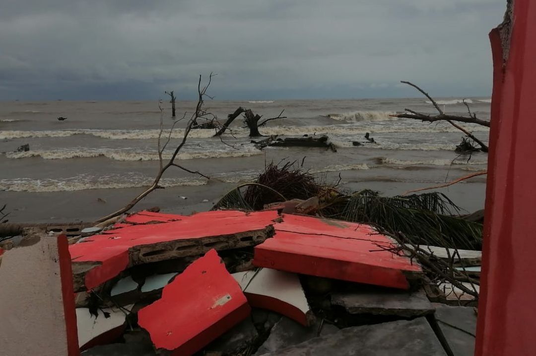 El mar se está "tragando" las casas en la comunidad de El Bosque, en Tabasco.
